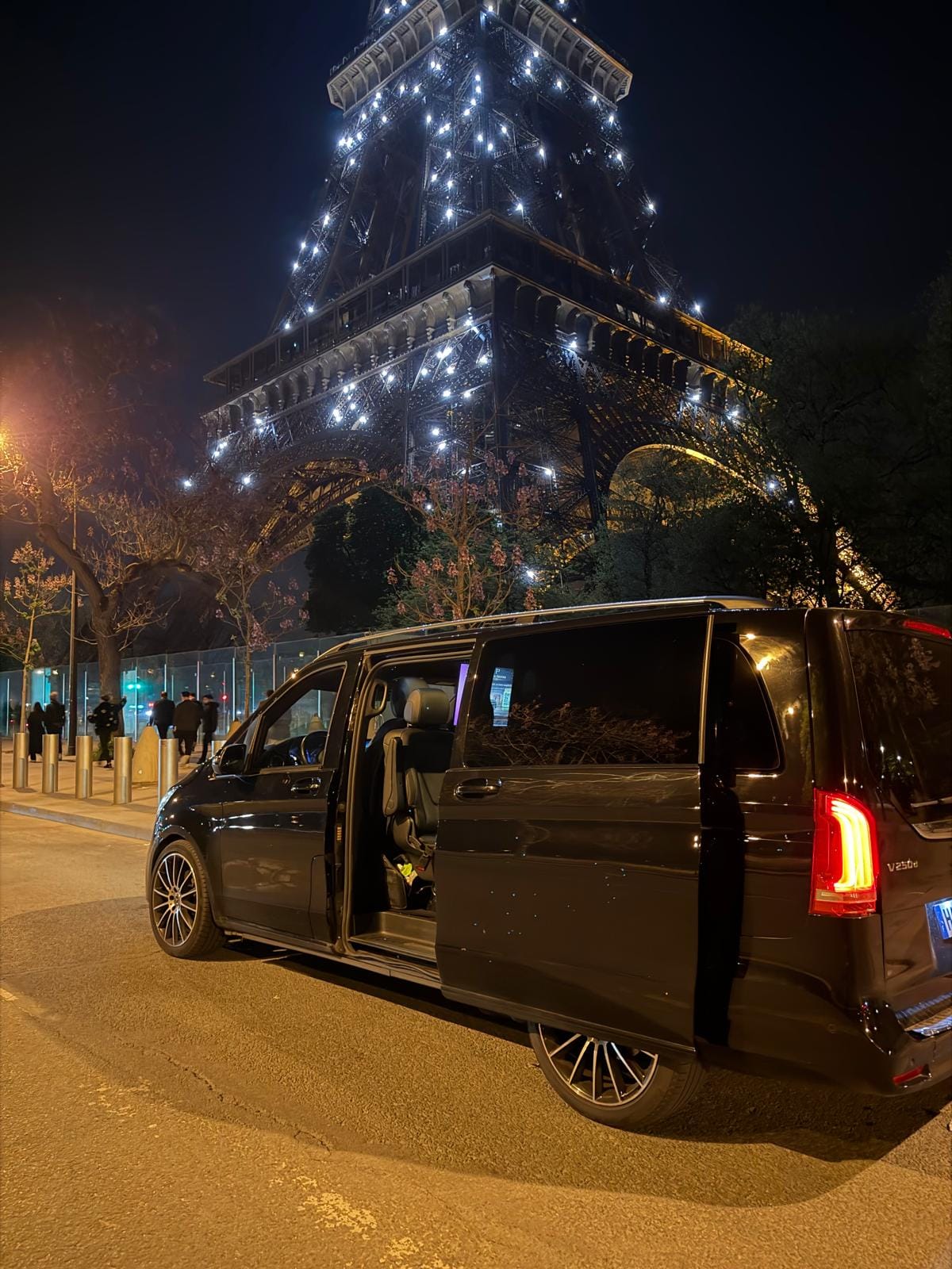 Mercedes Class V - Vue de nuit avec Eiffel Tower