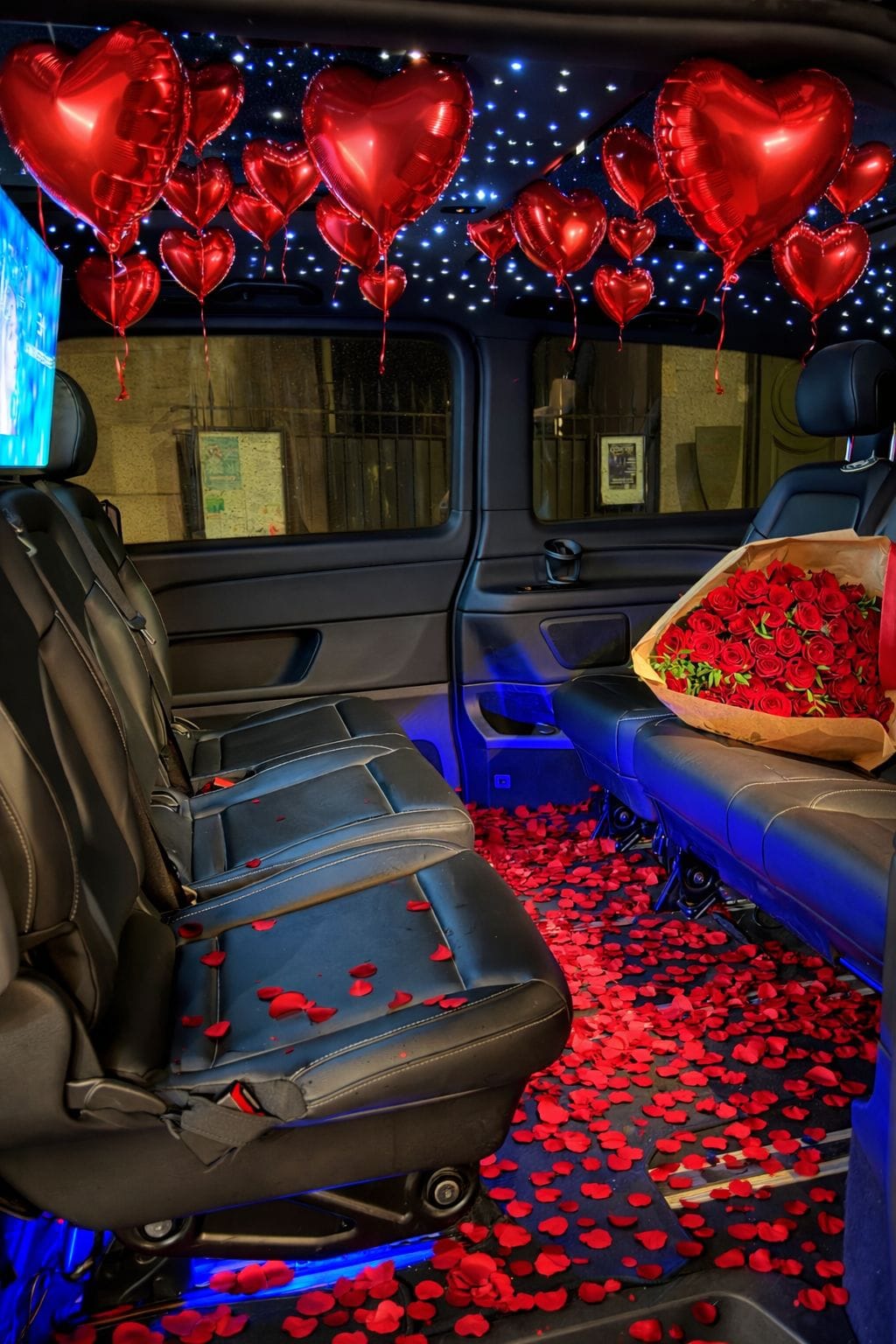 Experience Romantique Paris - Mercedes avec cœurs, roses et ambiance magique